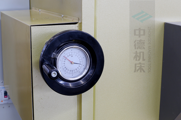ZDG-832刀片間隙調節裝置，設置在機架前面，并有刻度顯示，調節方便.jpg