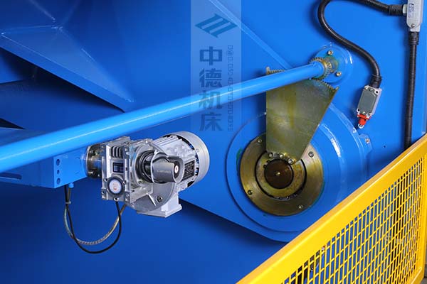 ZDS-2032剪板機后檔料結(jié)構(gòu),平行度高,并采用國內(nèi)一流品牌軸承,耐磨抗壓壽命長.jpg ZDS-2032剪板機后檔料結(jié)構(gòu),平行度高,并采用國內(nèi)一流品牌軸承,耐磨抗壓壽命長.jpg